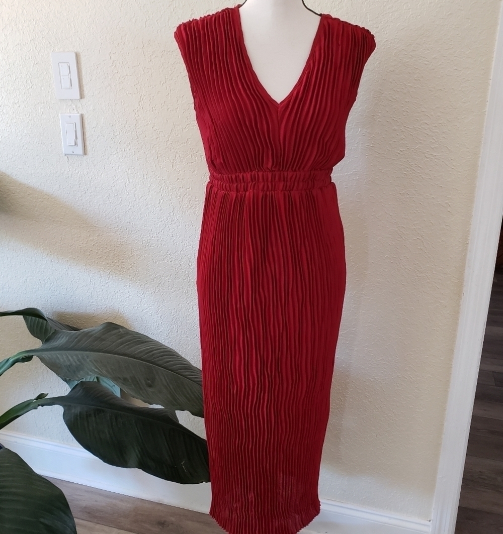 Romeo + Juliet Couture Pleated Vneck Maxi Dress Red NWT Holiday